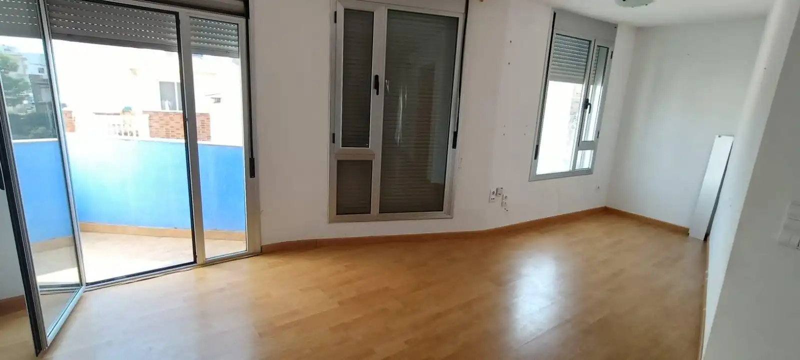 Schlafzimmer von Dachboden zum Verkauf in L'Ampolla mit Terrasse und Balkon