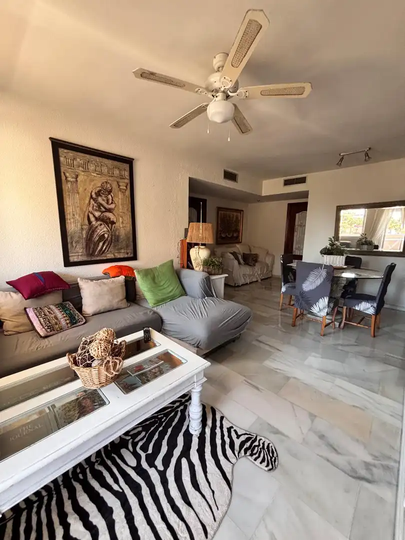 Sala d'estar de Apartament en venda en Marbella amb Aire condicionat, Terrassa i Moblat