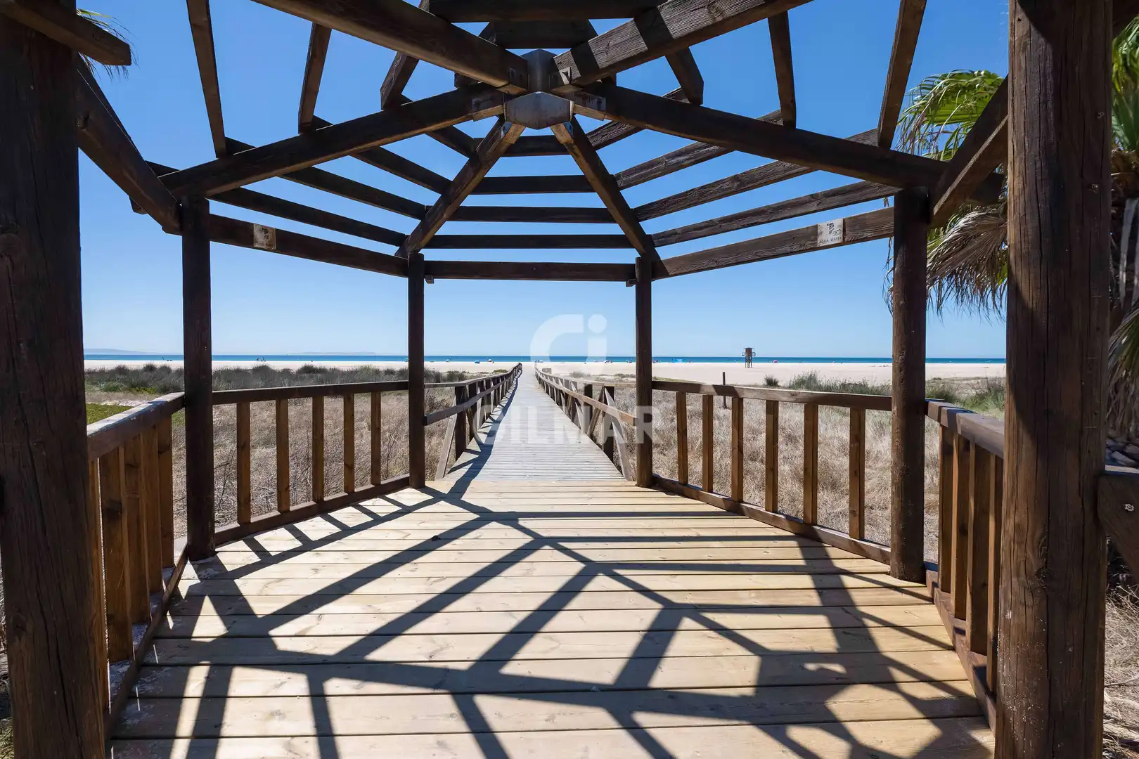 Vista exterior de Casa adosada en venda en Tarifa amb Calefacció, Jardí privat i Piscina