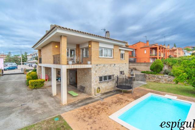 Casa-chalet en Venta en CALLE MONTJOVI en Montjuïc