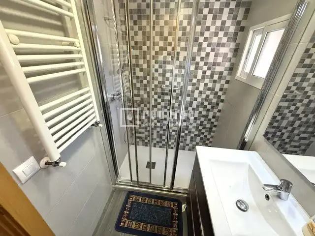 Baño de Piso en venta en Madrid con Calefacción y Jardín privado