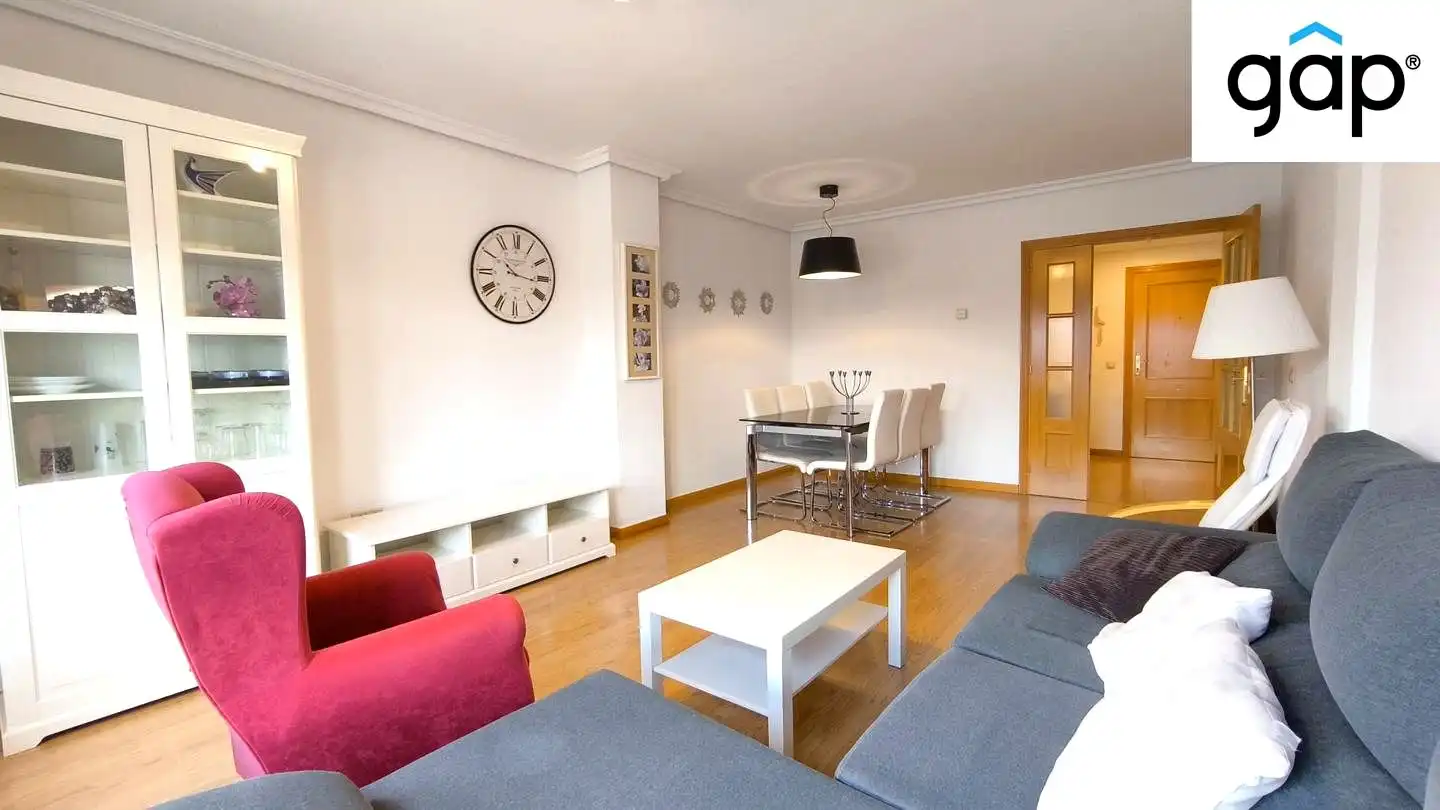 Sala de estar de Piso en venta en Cuenca con Calefacción, Trastero y Amueblado