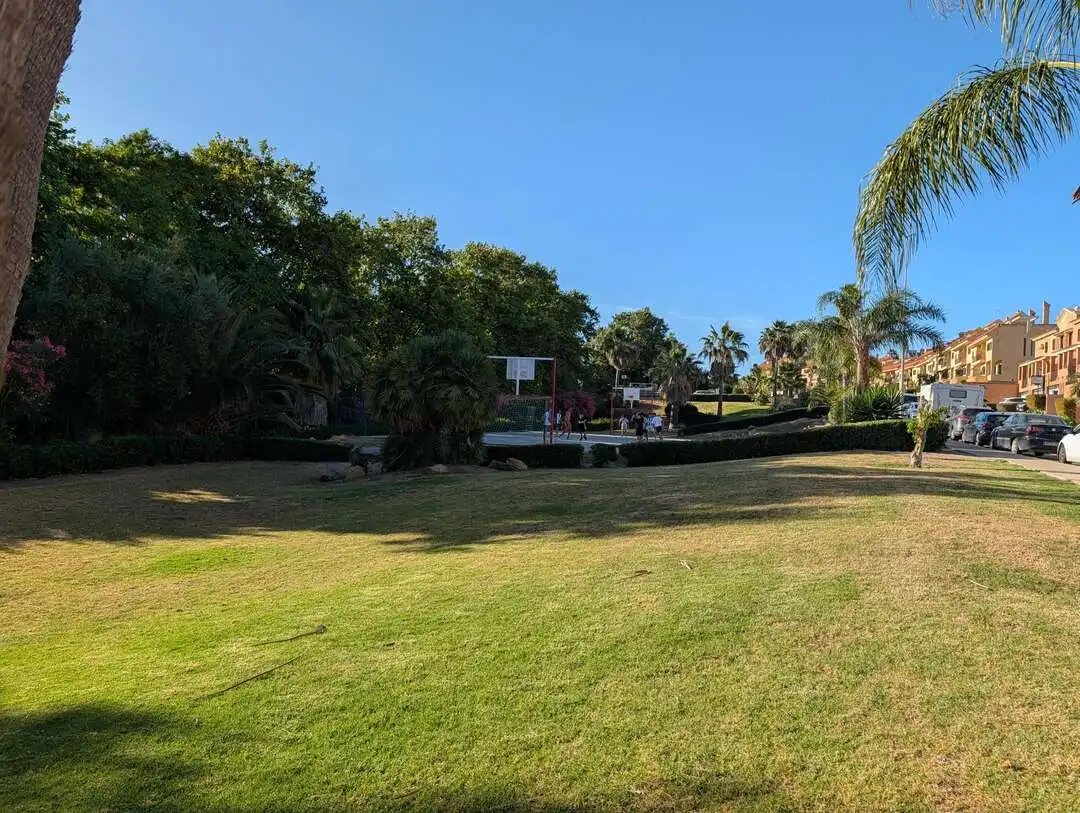 Casa adosada de alquiler en La Línea de la Concepción con Aire acondicionado, Calefacción y Jardín privado
