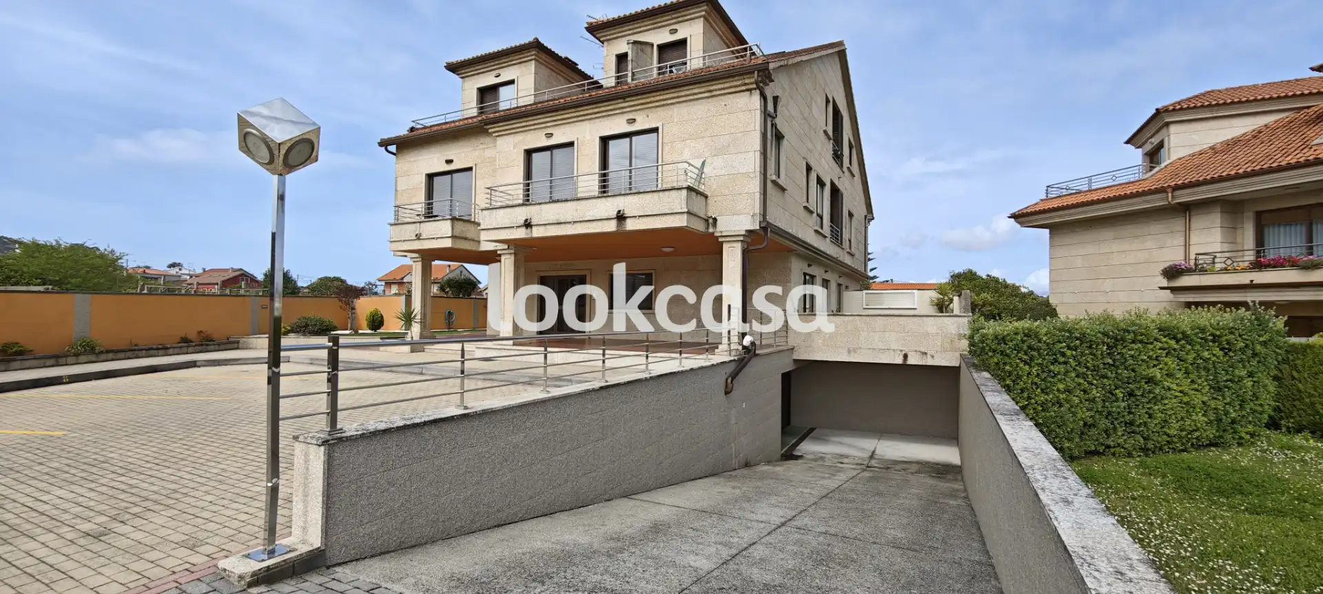 Vista exterior de Ático en venta en Sanxenxo con Calefacción, Jardín privado y Parquet