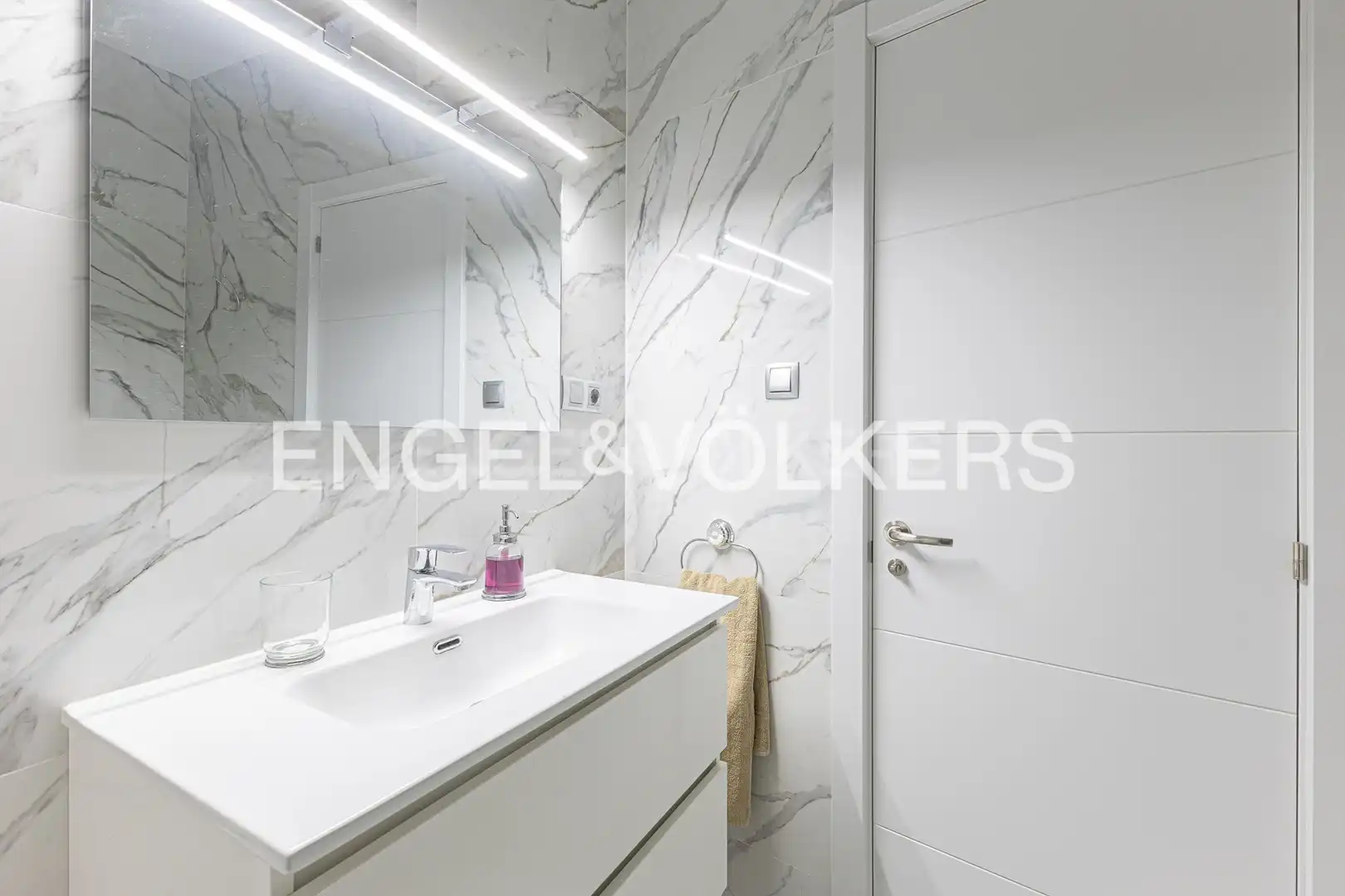 Baño de Ático de alquiler en Barcelona con Aire acondicionado, Calefacción y Parquet