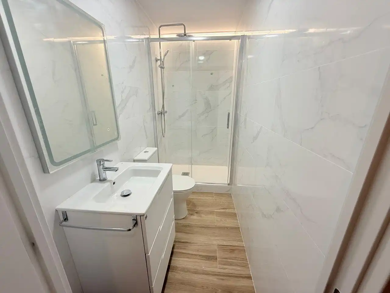 Badezimmer von Wohnung zum Verkauf in Barcelona mit Klimaanlage, Terrasse und Ofen