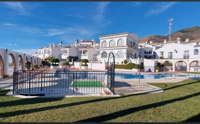 Vista exterior de Casa adosada en venda en Benalmádena amb Aire condicionat, Calefacció i Jardí privat