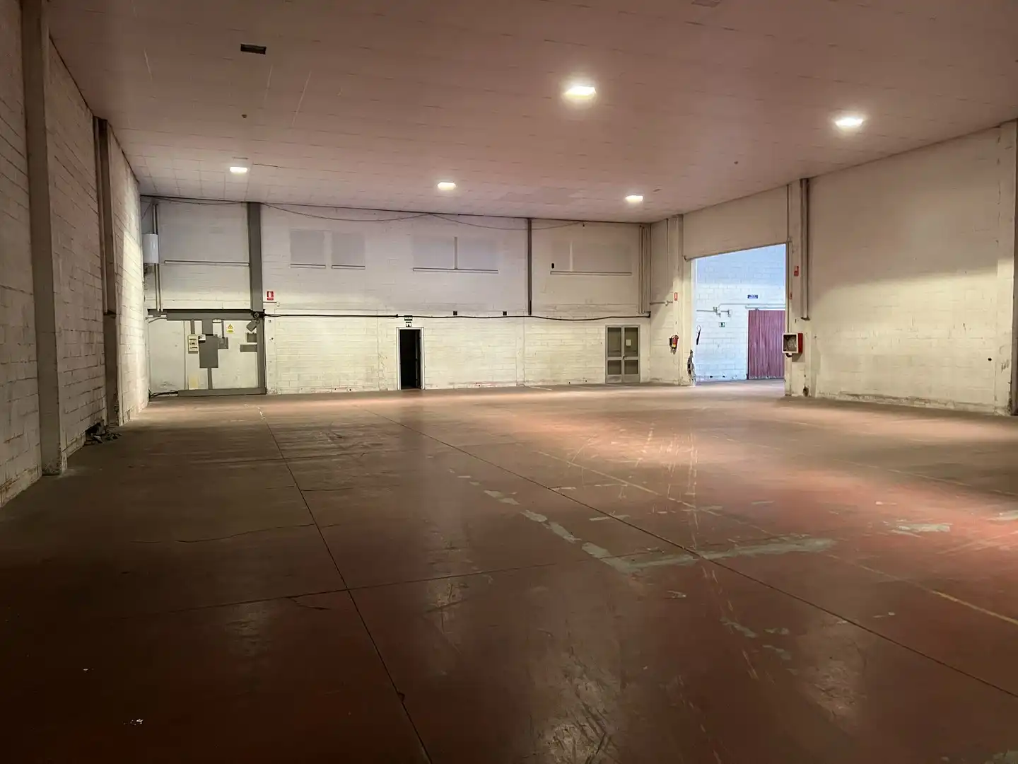 Nave industrial de alquiler en Santiago de Compostela  con Calefacción