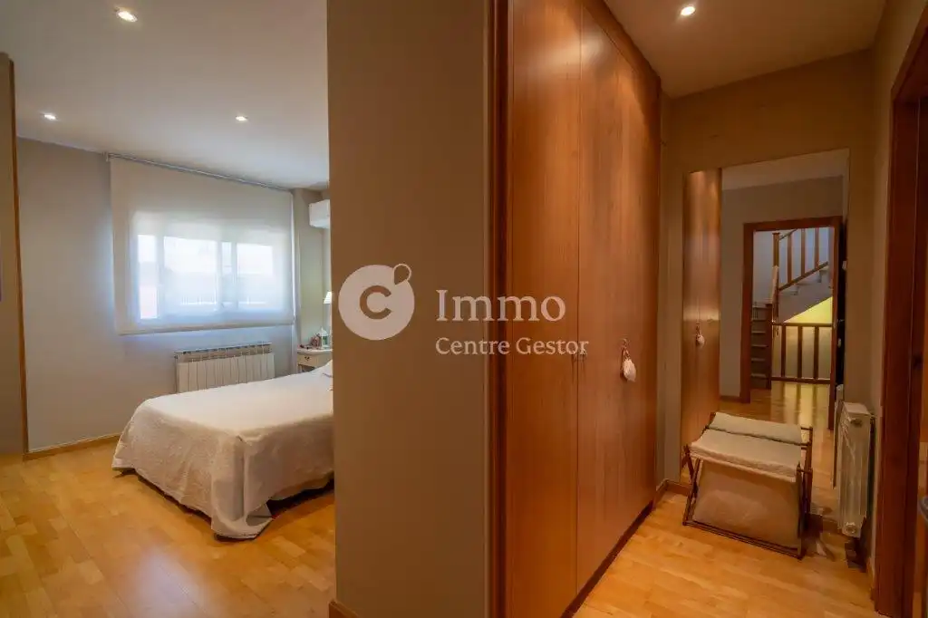Schlafzimmer von Einfamilien-Reihenhaus zum Verkauf in Lleida mit Klimaanlage, Heizung und Privatgarten