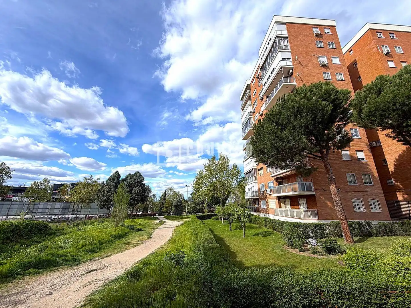 Vista exterior de Pis en venda en Coslada amb Aire condicionat, Calefacció i Terrassa