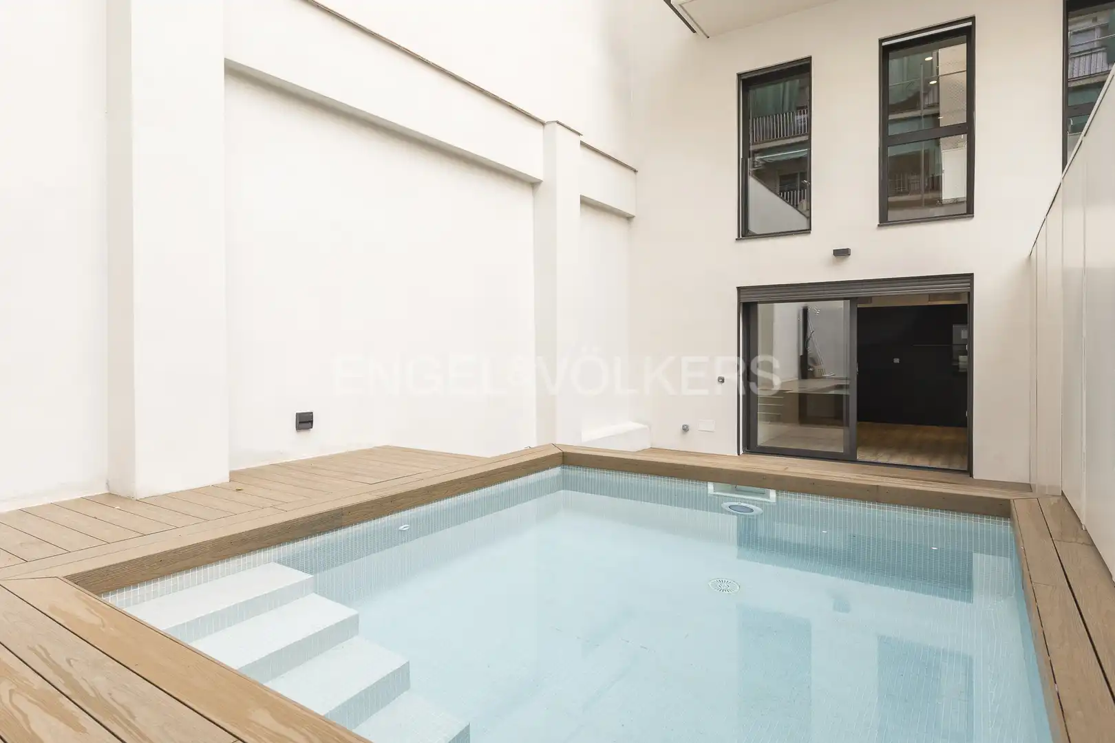 Piscina de Apartament en venda en Barcelona amb Aire condicionat, Calefacció i Jardí privat
