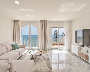 Sala d'estar de Apartament de lloguer en Estepona amb Aire condicionat, Terrassa i Moblat