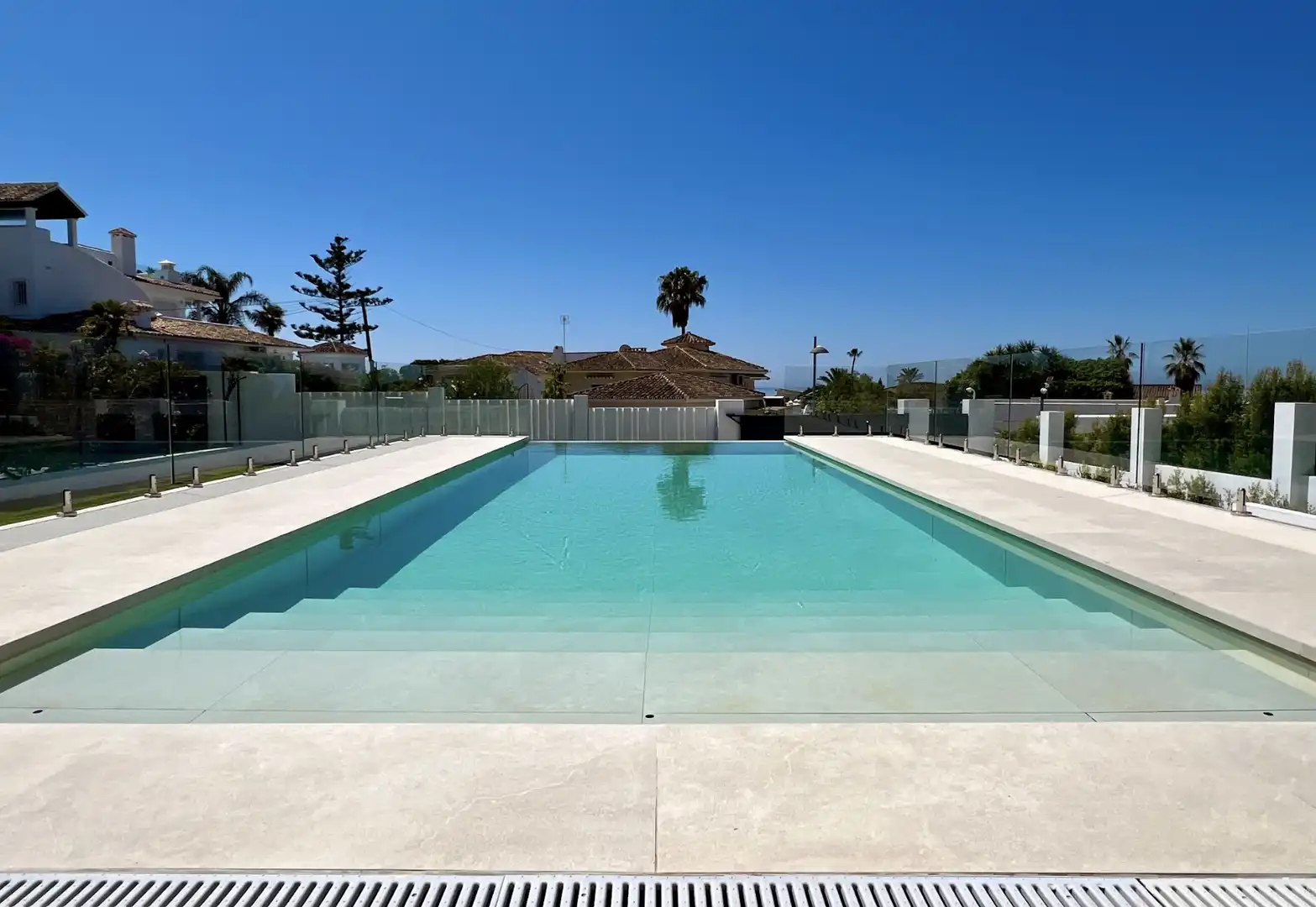 Schwimmbecken von Haus oder Chalet zum Verkauf in Marbella mit Klimaanlage, Heizung und Privatgarten