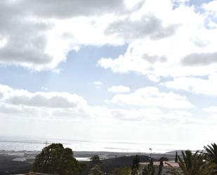 Vista exterior de Casa adosada en venda en Telde amb Aire condicionat, Jardí privat i Parquet