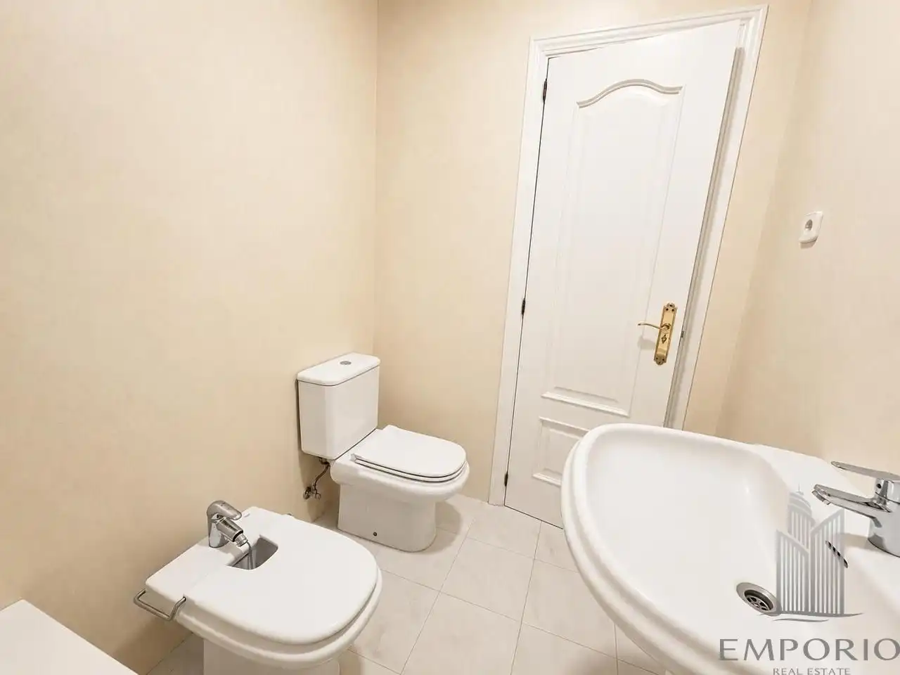 Bathroom of Flat for sale in Madrid  with Air Conditioner, Parquet flooring and Balcony