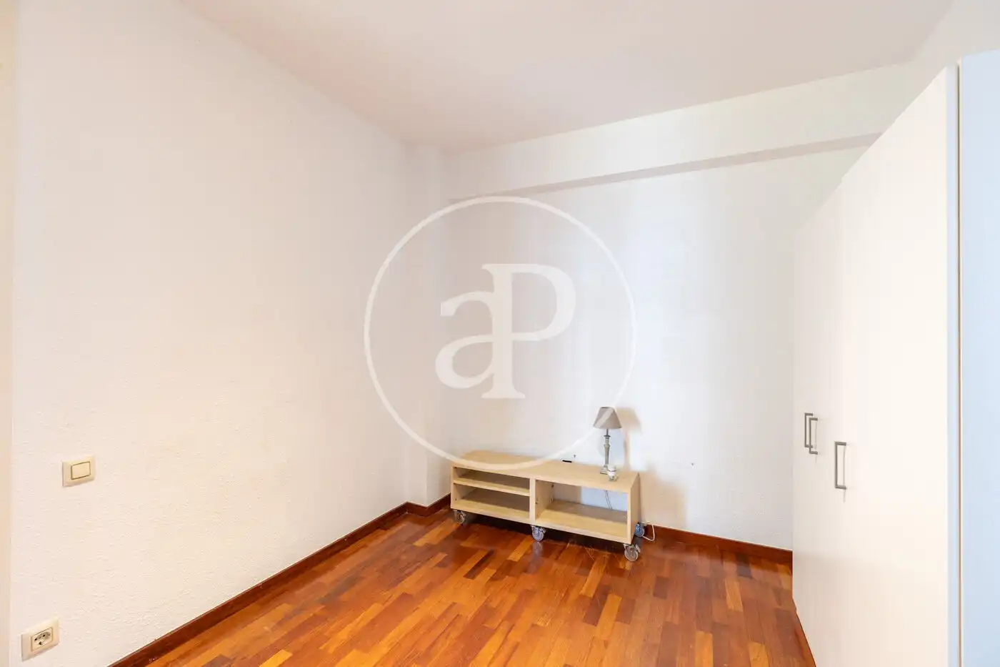 Schlafzimmer von Wohnung zum Verkauf in Barcelona mit Heizung und Privatgarten