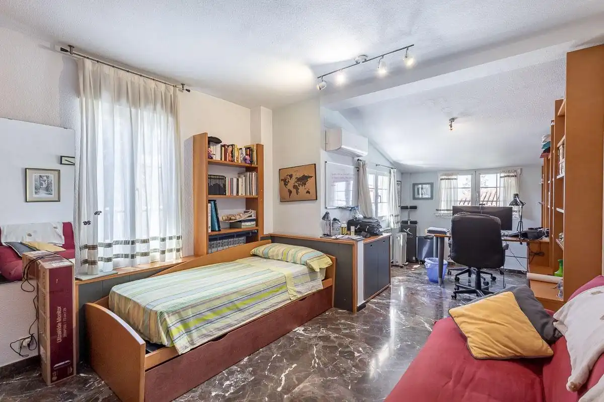 Dormitori de Casa o xalet en venda en Altos de la Zubia