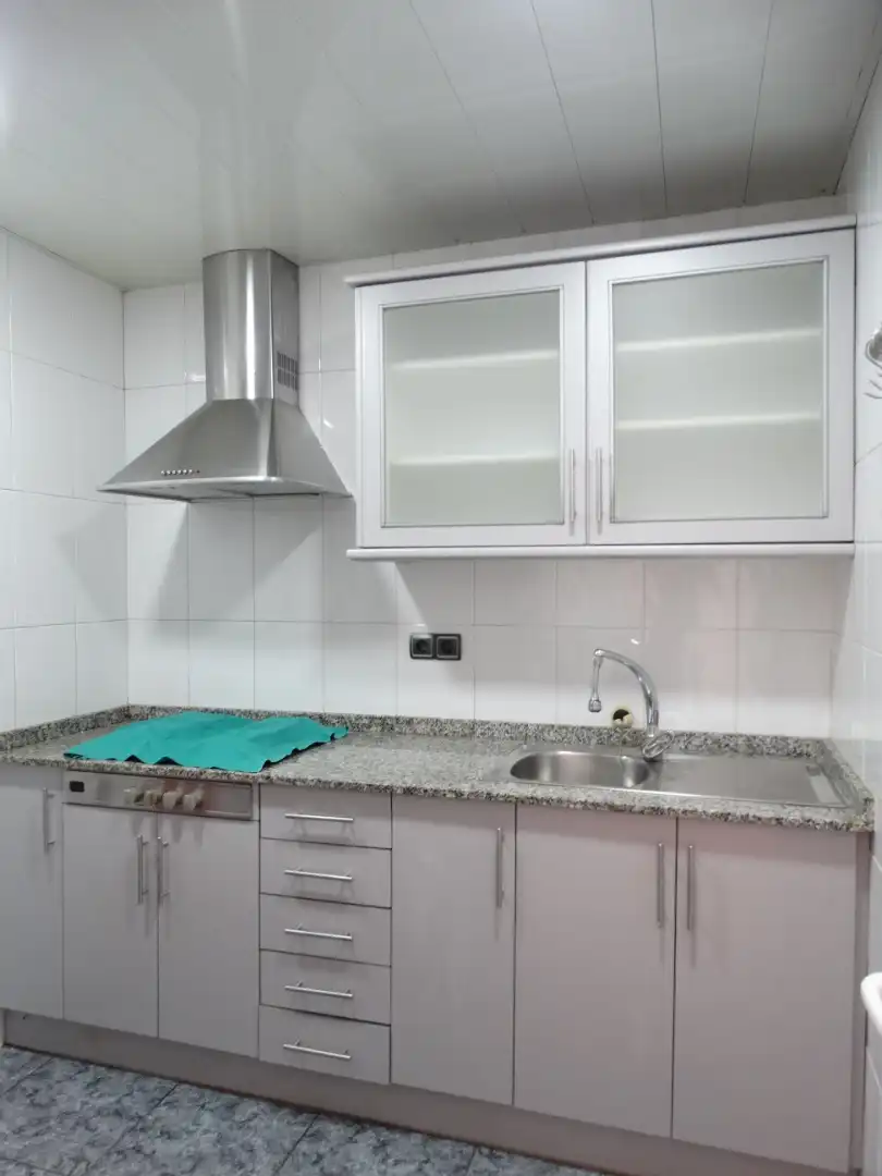 Cuina de Casa adosada en venda en Vilanova i la Geltrú amb Jardí privat, Terrassa i Traster