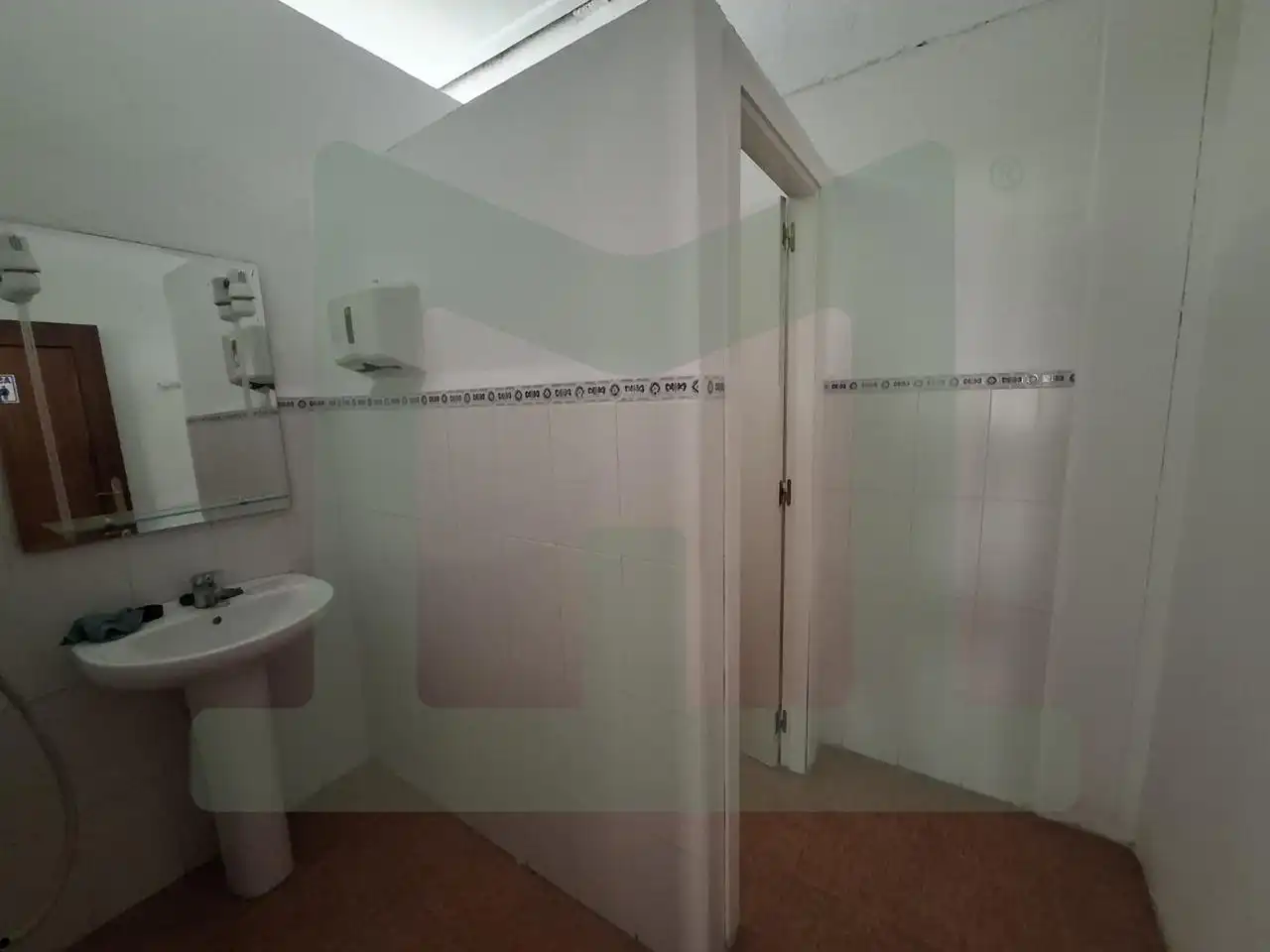Badezimmer von Fabrikhallen zur Miete in Valdemoro