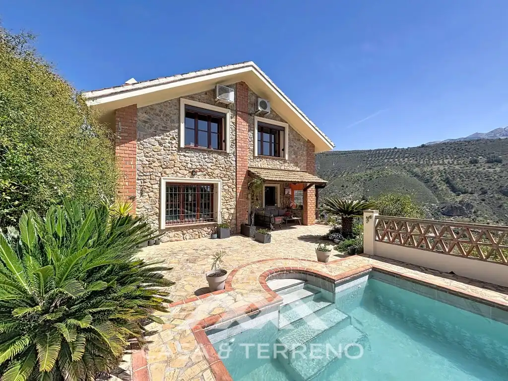 Vista exterior de Casa o xalet en venda en Alcaucín amb Aire condicionat, Terrassa i Piscina