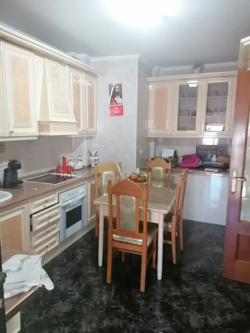 Küche von Einfamilien-Reihenhaus zum Verkauf in Martos mit Klimaanlage, Heizung und Terrasse