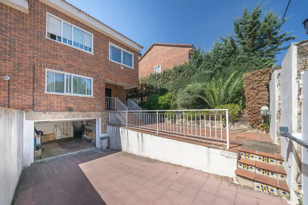 Vista exterior de Casa adosada en venta en Torrelodones con Aire acondicionado, Calefacción y Jardín privado