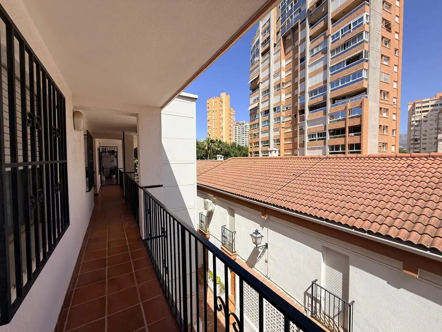 Vista exterior de Apartament en venda en Benidorm amb Jardí privat, Terrassa i Moblat