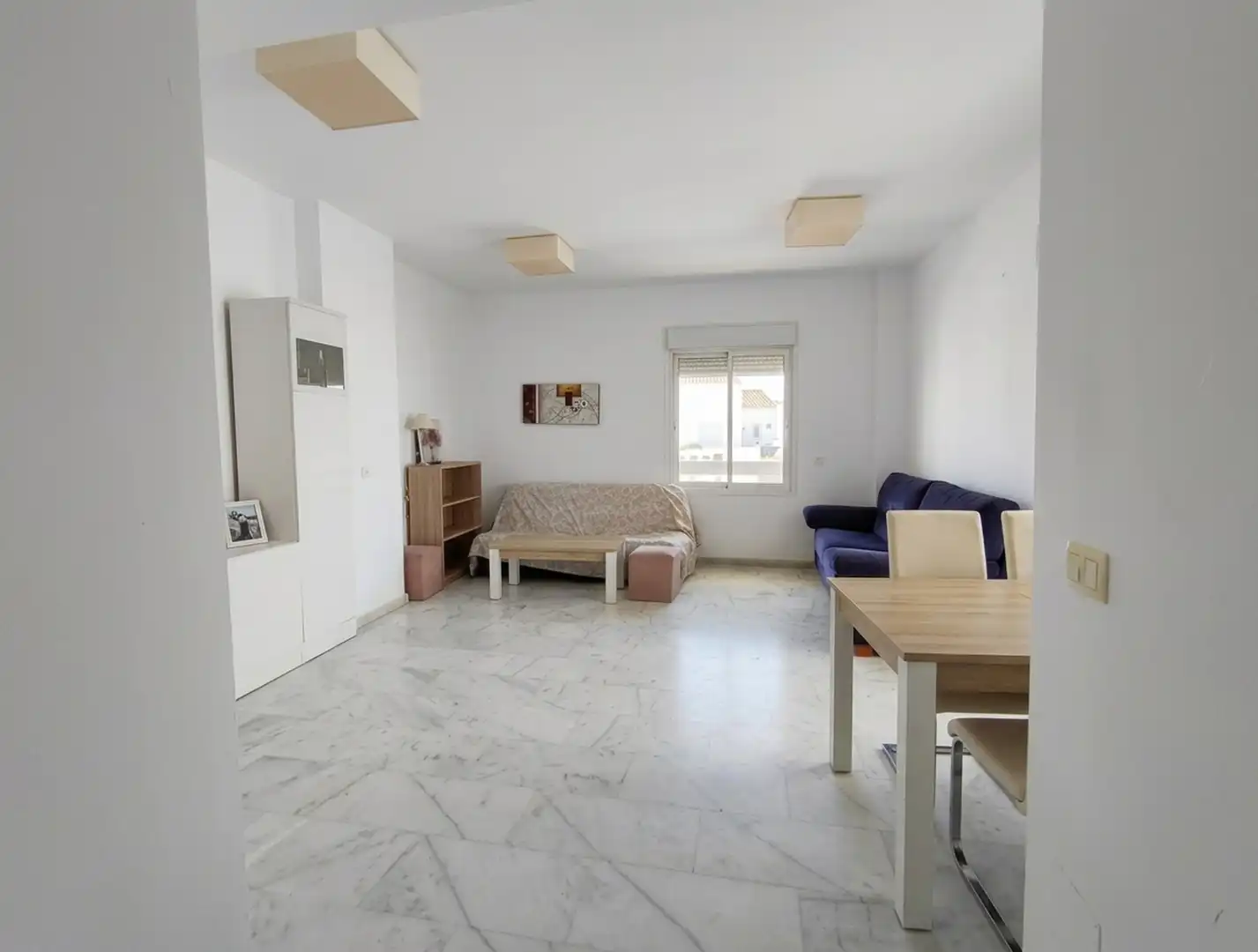 Sala d'estar de Apartament en venda en Estepona amb Aire condicionat, Terrassa i Piscina