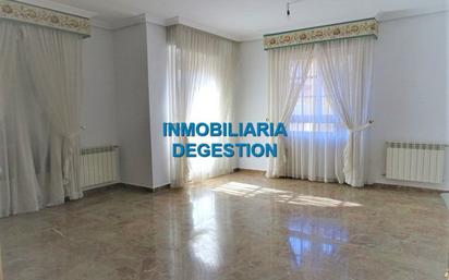 Sala d'estar de Pis en venda en Linares amb Aire condicionat i Balcó