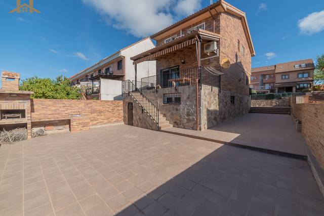 Casa adosada en Venta en Calle Castilla en Covadonga - Los Manzanos
