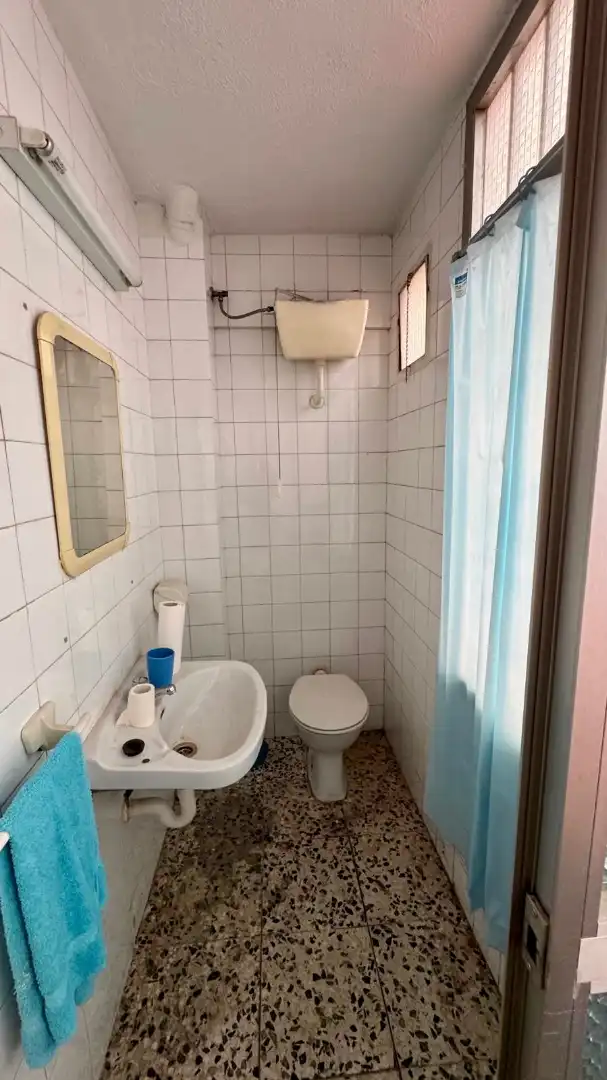Badezimmer von Büro zum Verkauf in Cáceres mit Klimaanlage und Heizung
