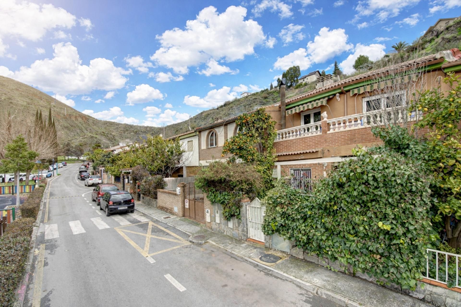 Exterior view of Single-family semi-detached for sale in Cenes de la Vega  with Air Conditioner and Terrace