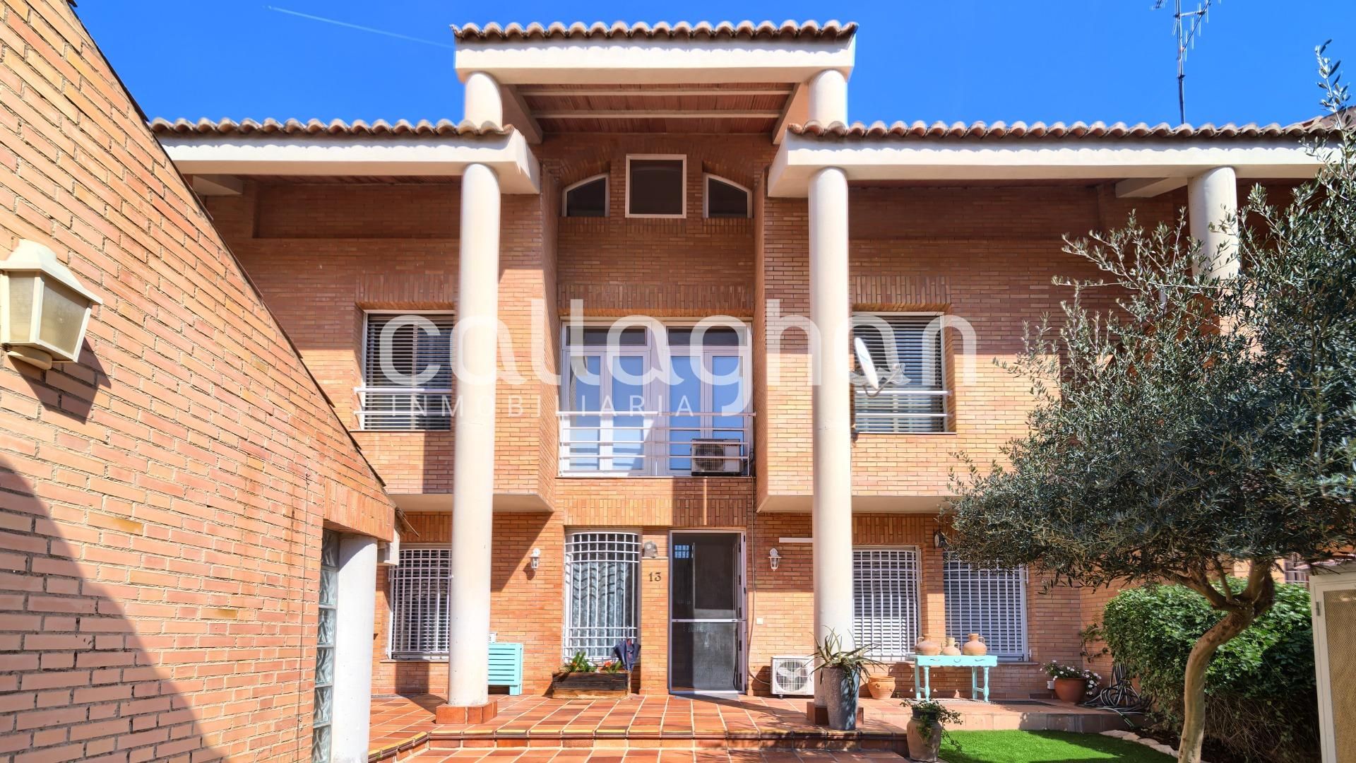 Vista exterior de Casa adosada en venta en Sagunto / Sagunt con Aire acondicionado, Jardín privado y Terraza