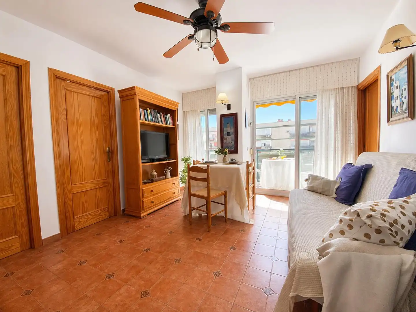 Sala de estar de Piso en venta en Benalmádena con Terraza, Amueblado y Piscina comunitaria