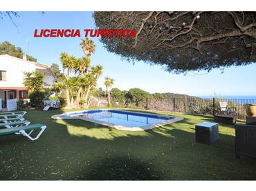 Casa amb piscina en venda a Avenida Arbres 34