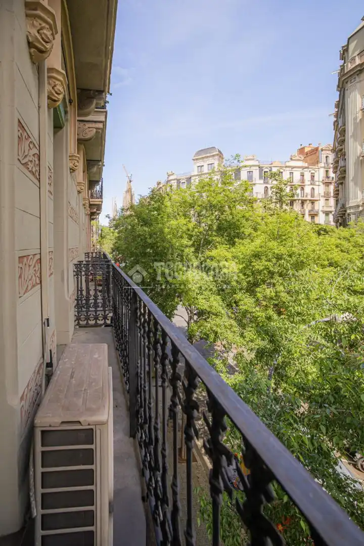 Vista exterior de Piso en venta en Barcelona con Balcón