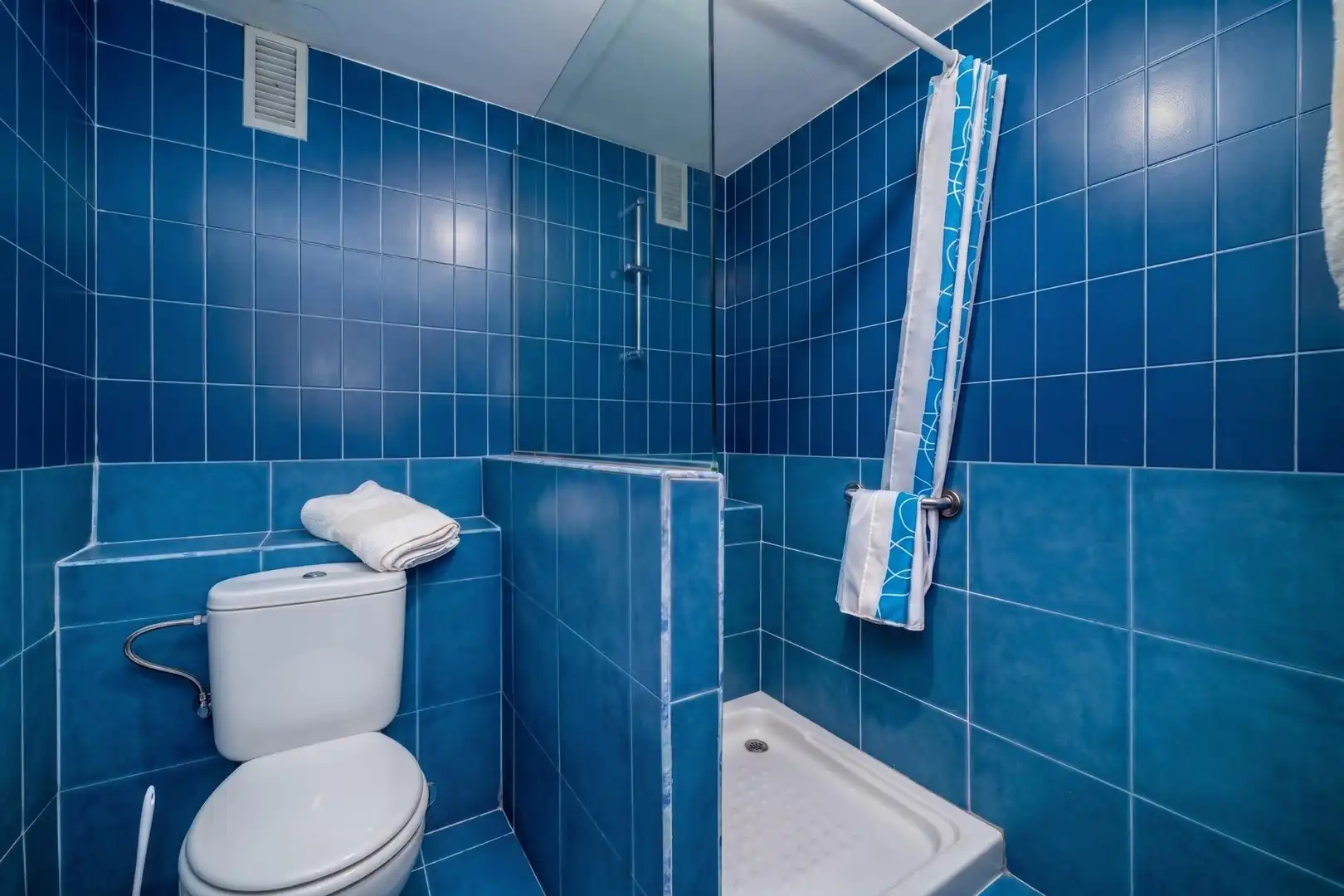 Baño de Casa adosada en venta en Pozuelo de Alarcón con Aire acondicionado, Calefacción y Jardín privado