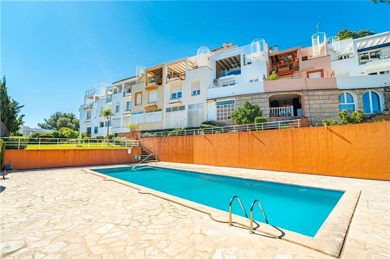 Vista exterior de Casa adosada en venda en Calvià amb Calefacció, Terrassa i Piscina comunitària