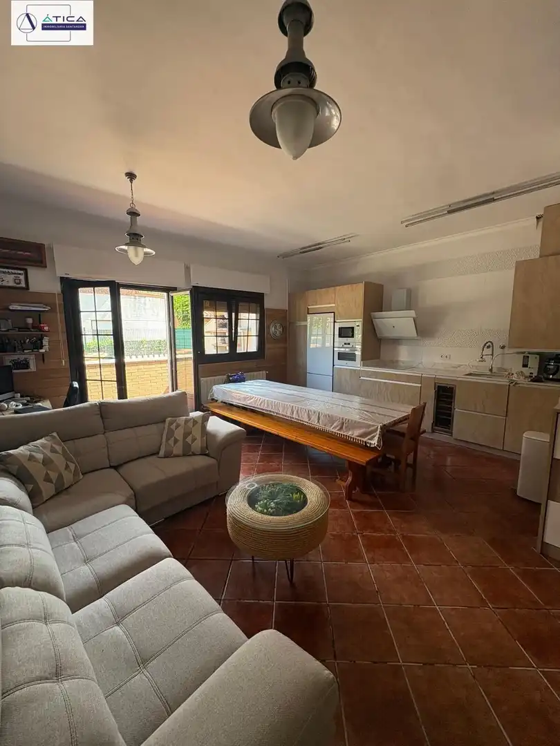 Sala d'estar de Casa adosada en venda en Castro-Urdiales amb Aire condicionat, Calefacció i Jardí privat