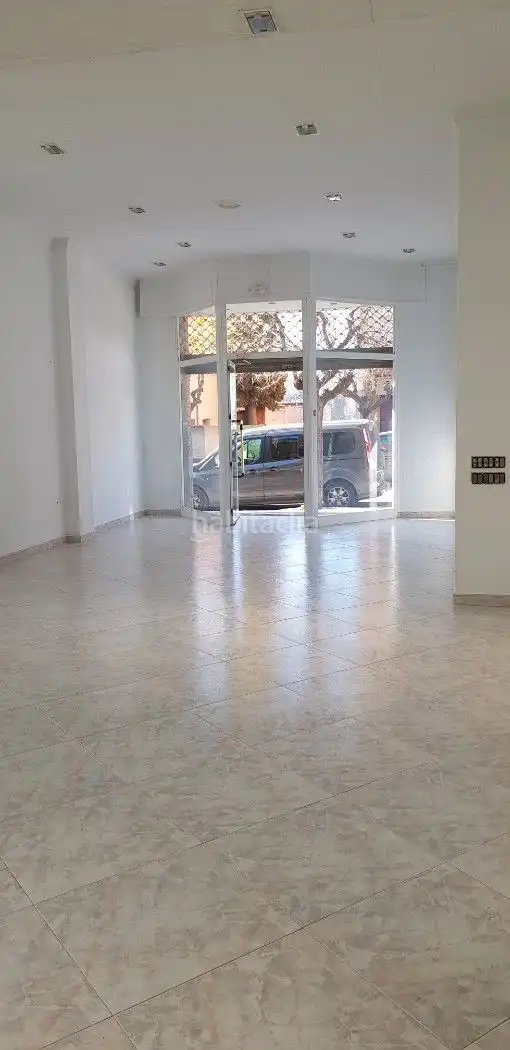 Local comercial de lloguer a Carrer d' Anna Mogas 51