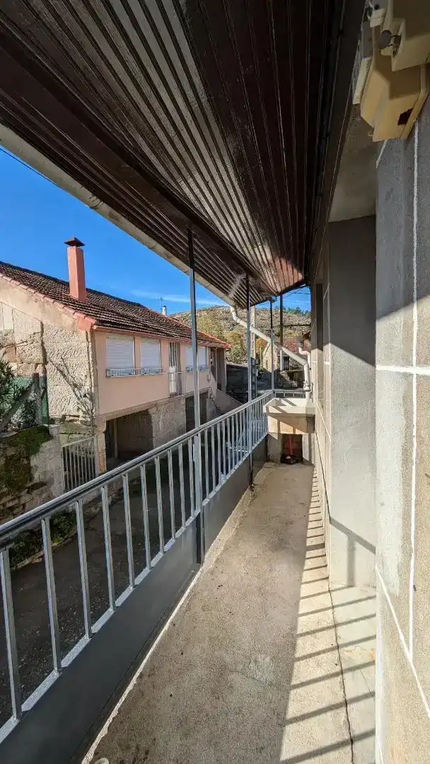 Vista exterior de Casa adosada en venda en Calvos de Randín amb Moblat i Balcó