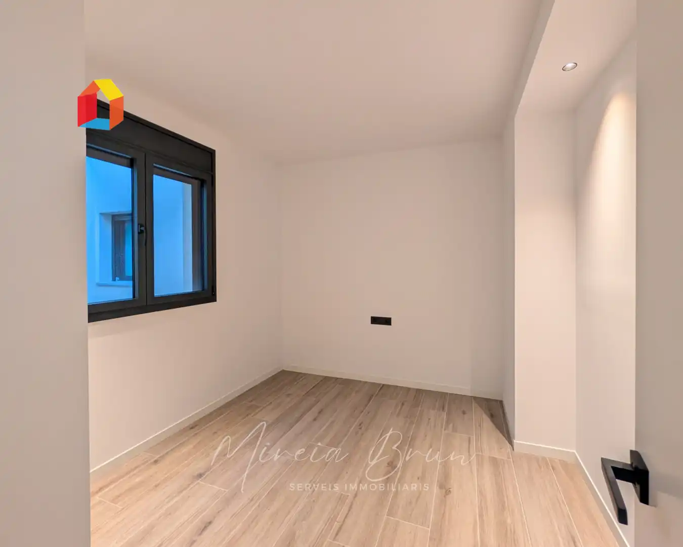 Schlafzimmer von Dachboden zur Miete in Tona mit Heizung