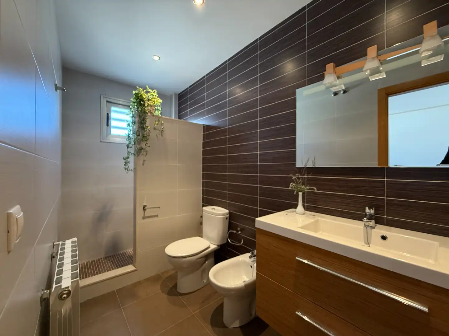 Badezimmer von Einfamilien-Reihenhaus zum Verkauf in La Pobla del Duc mit Klimaanlage, Heizung und Terrasse
