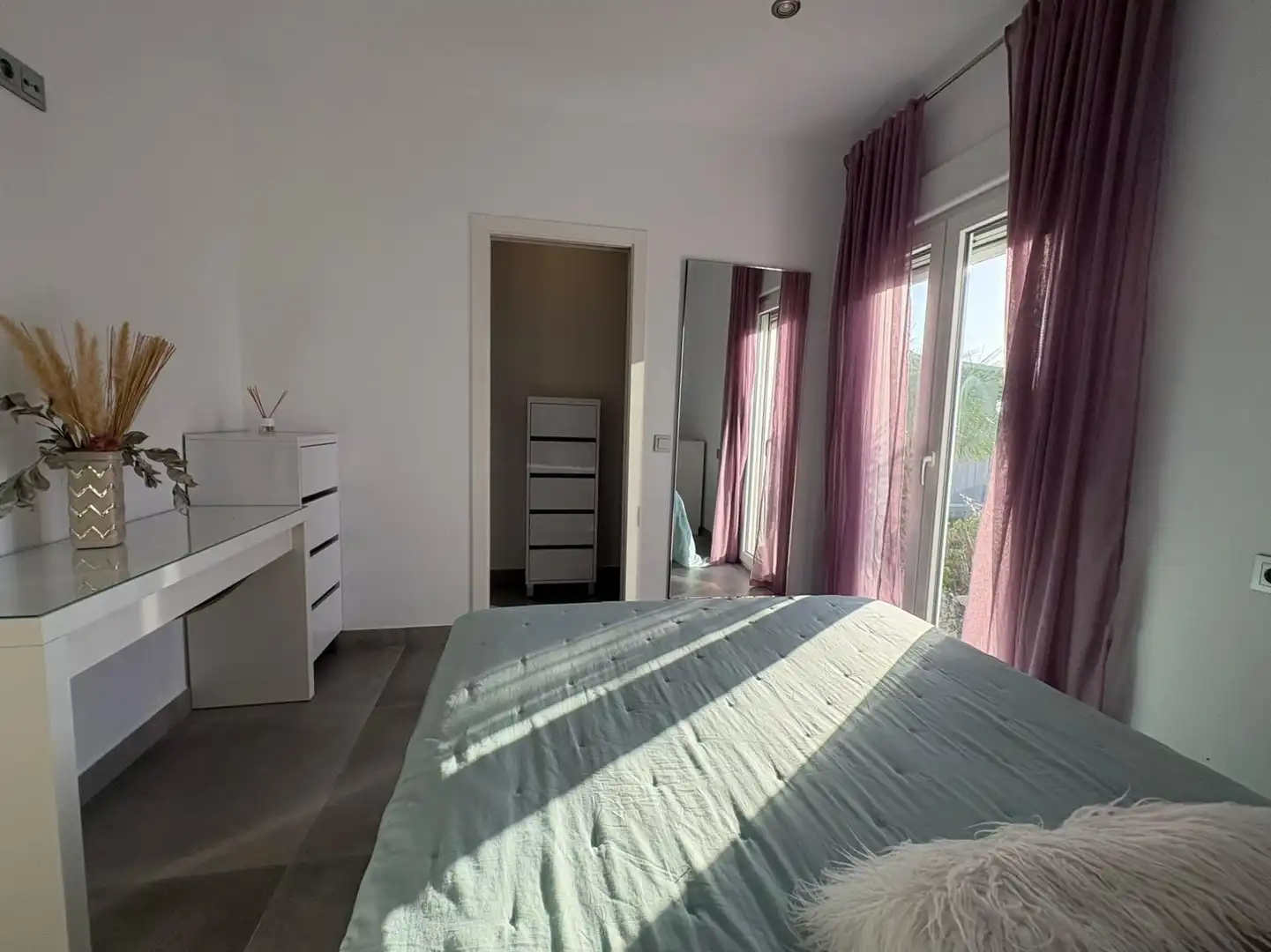 Dormitori de Casa o xalet en venda en Chiclana de la Frontera amb Aire condicionat, Jardí privat i Traster