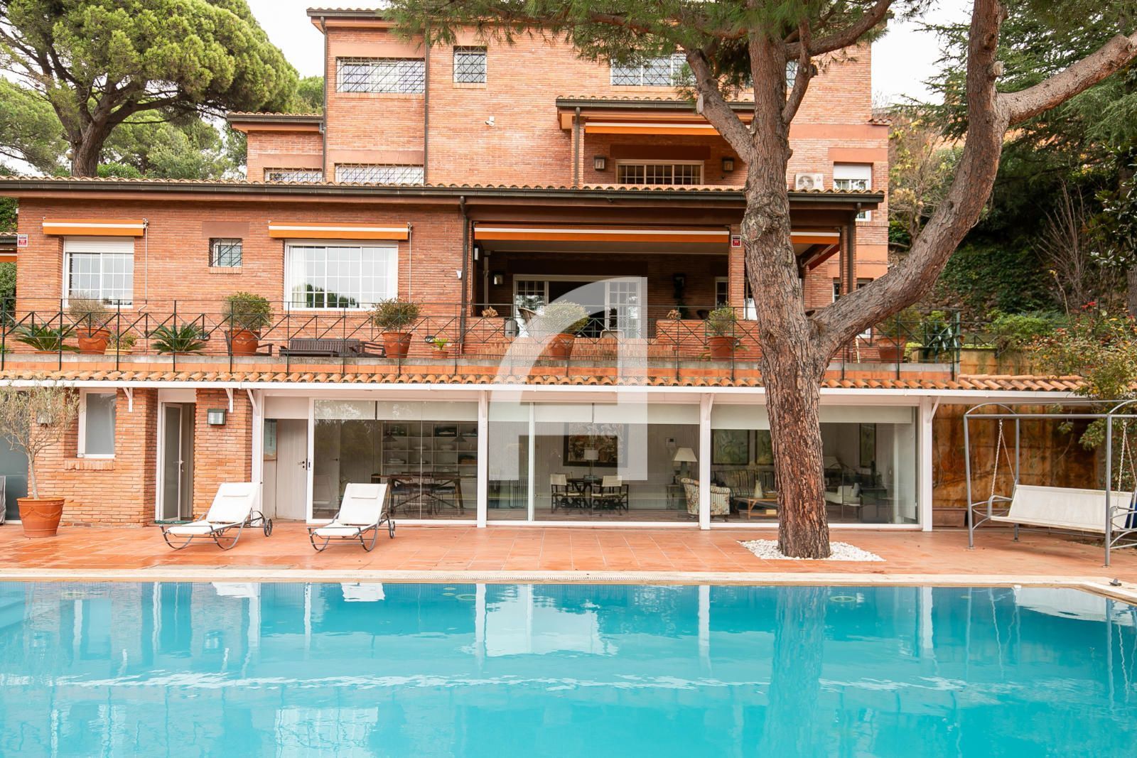 Exterior view of House or chalet for sale in  Barcelona Capital  with Air Conditioner, Heating and Parquet flooring