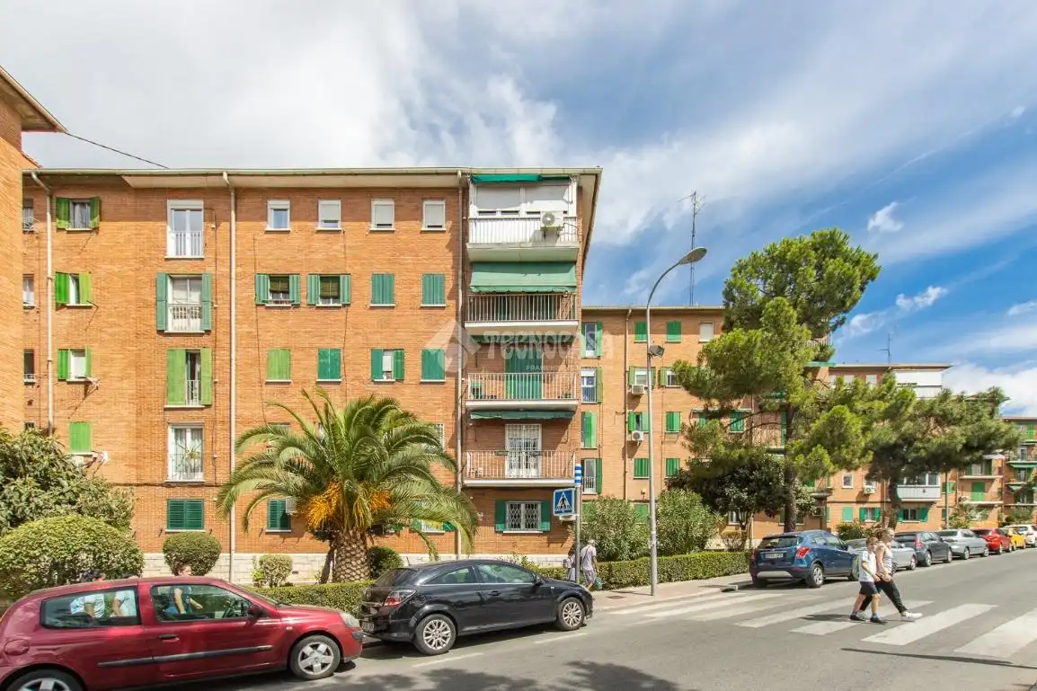 Vista exterior de Piso en venta en Madrid con Calefacción y Balcón