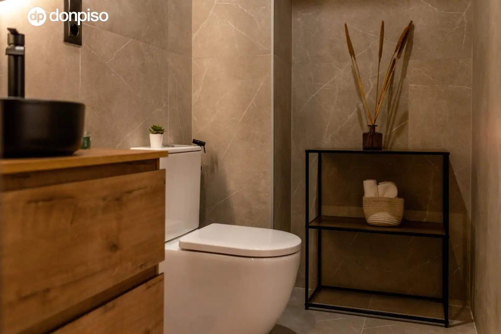 Badezimmer von Wohnungen zum Verkauf in Granada mit Klimaanlage und Heizung