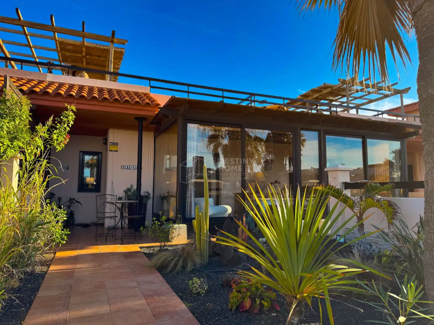 Vista exterior de Casa adosada en venda en La Oliva amb Aire condicionat, Jardí privat i Terrassa