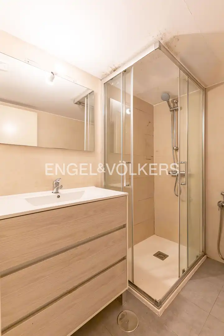 Badezimmer von Einfamilien-Reihenhaus zum Verkauf in Madrid mit Klimaanlage, Heizung und Privatgarten