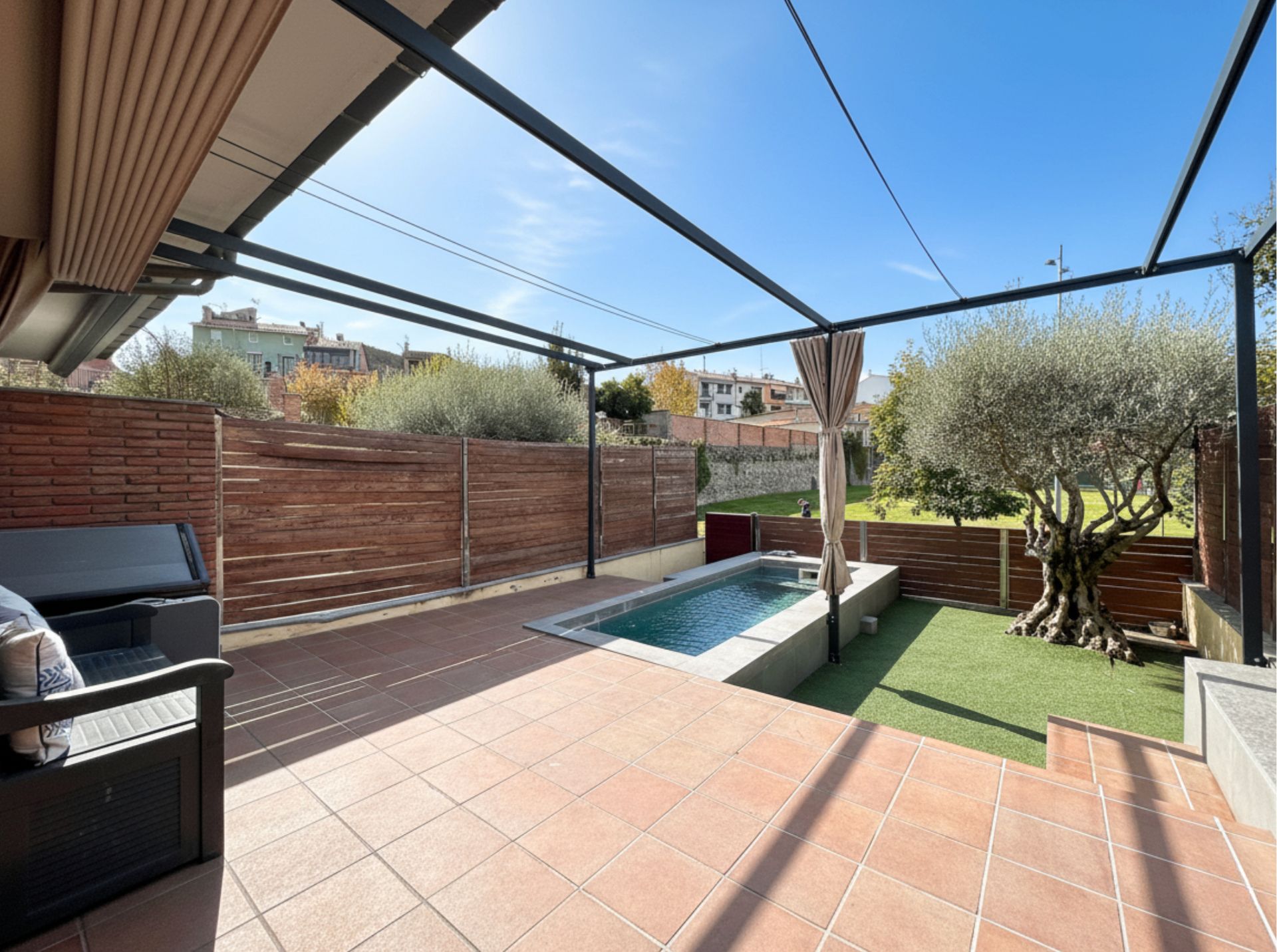 Piscina de Pis en venda en Torelló amb Aire condicionat, Calefacció i Jardí privat
